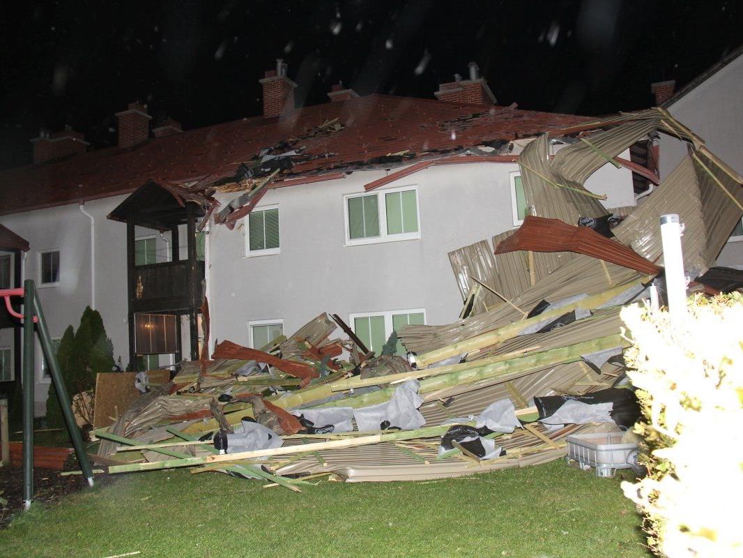 Das Dach eines Laufhauses in der Gemeinde Traiskirchen (Bezirk Baden) war abgedeckt, und gegen ein Reihenhaus geschleudert worden.