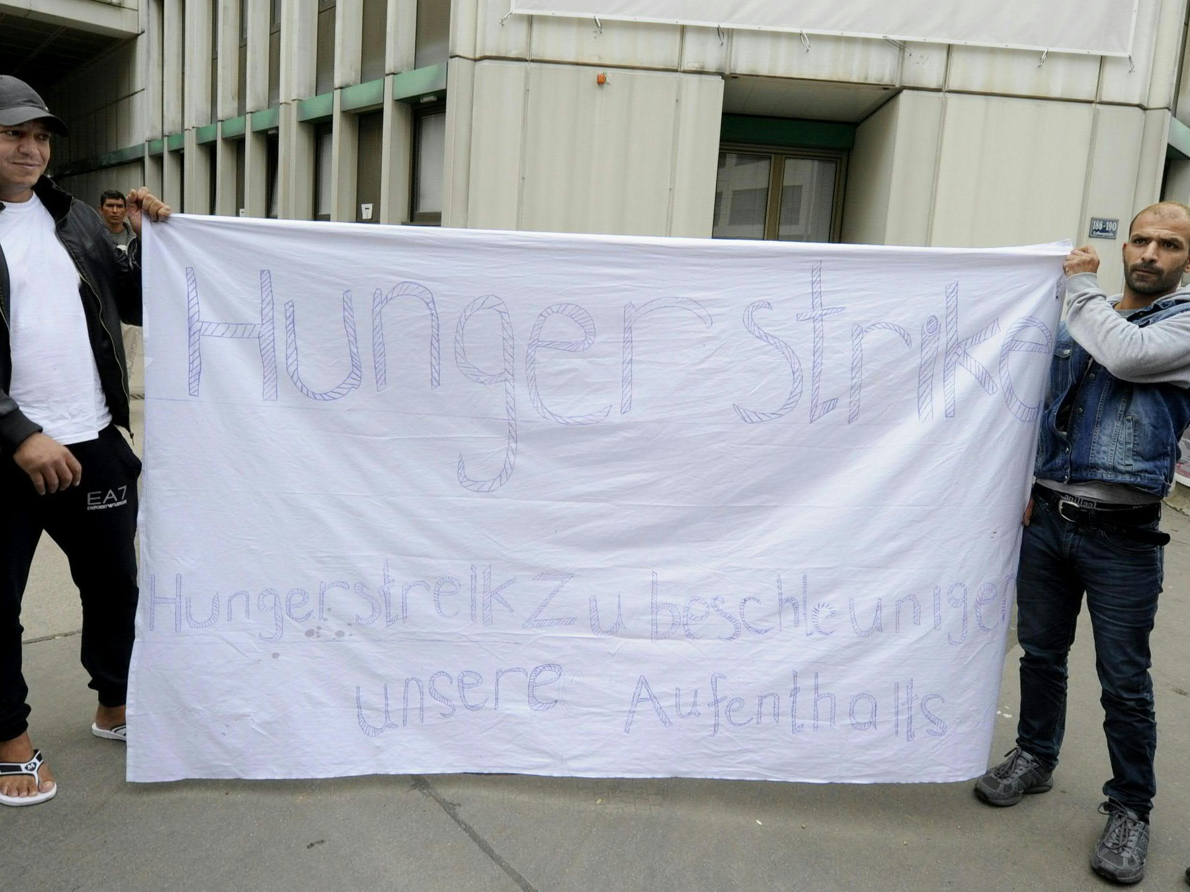Flüchtlinge in Erdberg kündigen Hungerstreik an Flüchtlinge in Erdberg kündigen Hungerstreik an