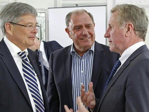 V. l.: Kärntens LH Peter Kaiser (SPÖ), LH-Stv. Siegfried Schrittwieser (SPÖ), und LR Erich Schwärzler (ÖVP) bei der Sitzung V. l.: Kärntens LH Peter Kaiser (SPÖ), LH-Stv. Siegfried Schrittwieser (SPÖ), und LR Erich Schwärzler (ÖVP) bei der Sitzung
