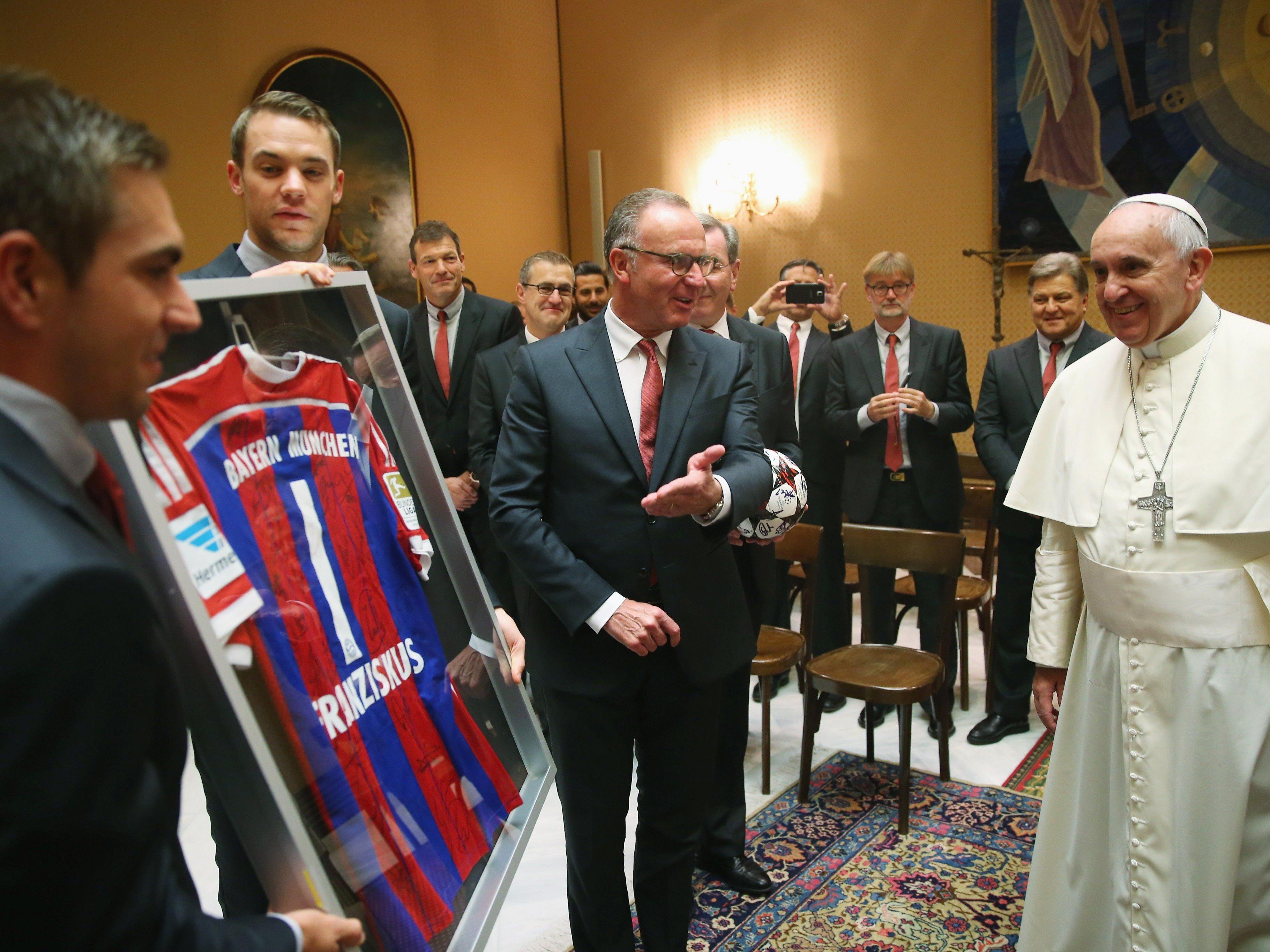 "Gastgeschenk" von einer Million Euro für Kirchenoberhaupt Franziskus.