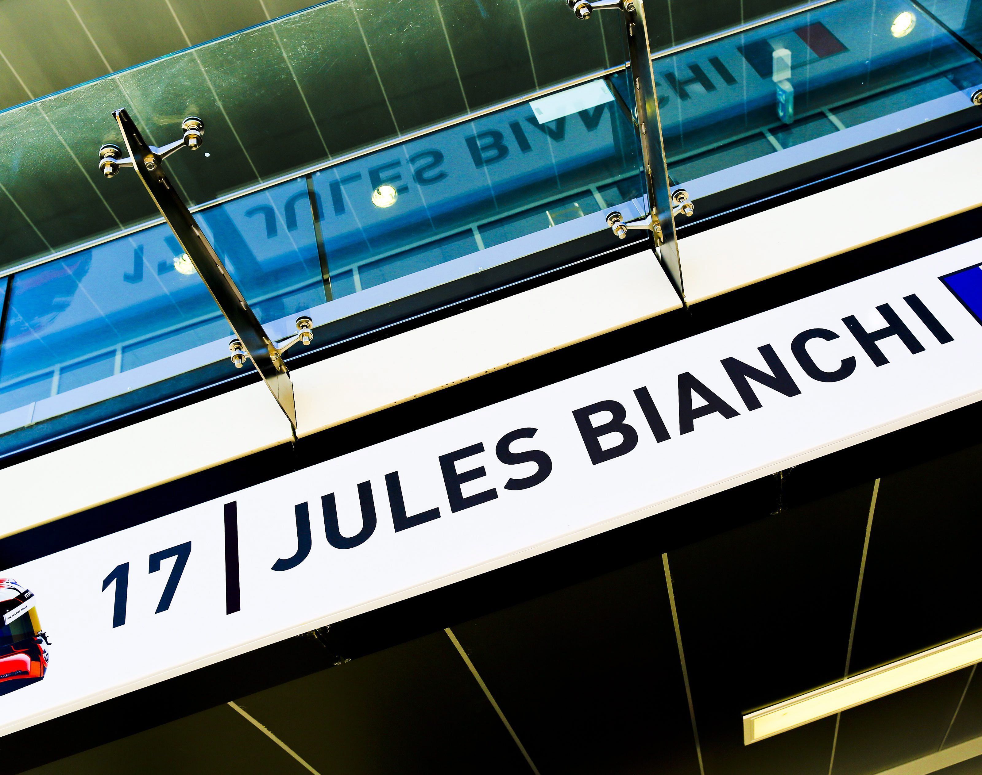 Mitteilung der Familie von Jules Bianchi: "Wir gehen die Dinge Schritt für Schritt an". Mitteilung der Familie von Jules Bianchi: "Wir gehen die Dinge Schritt für Schritt an".