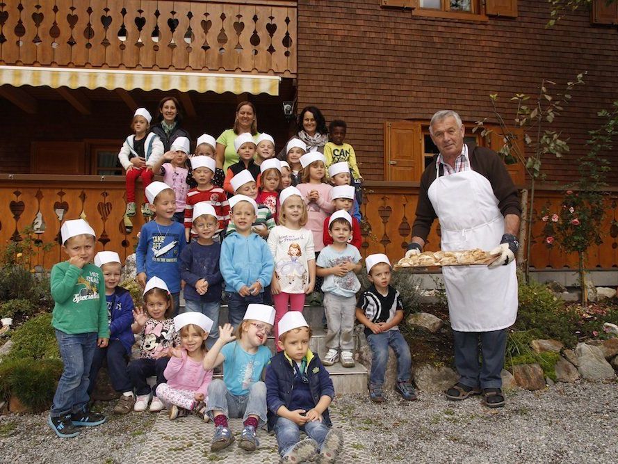 Die fleißigen Bäckerinnen und Bäcker mit ihrem Bäckermeister Willi Die fleißigen Bäckerinnen und Bäcker mit ihrem Bäckermeister Willi