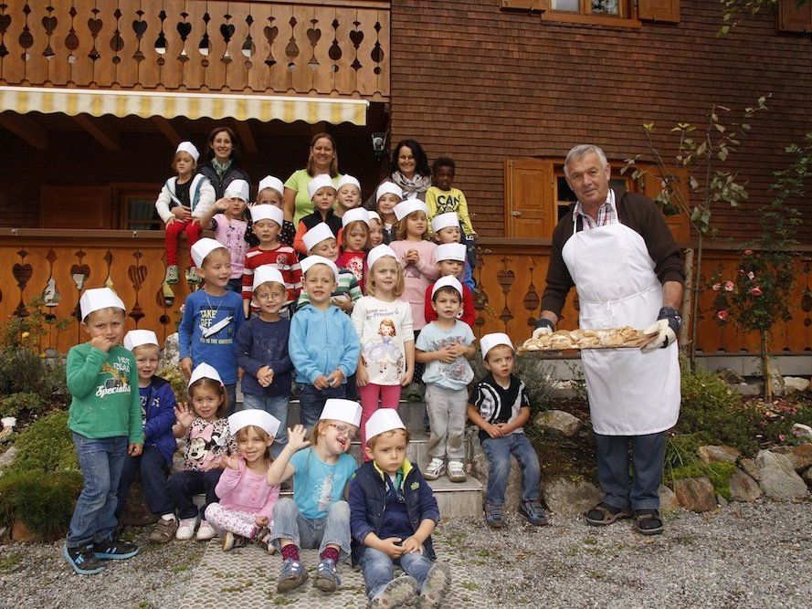 Die fleißigen Bäckerinnen und Bäcker mit ihrem Bäckermeister Willi