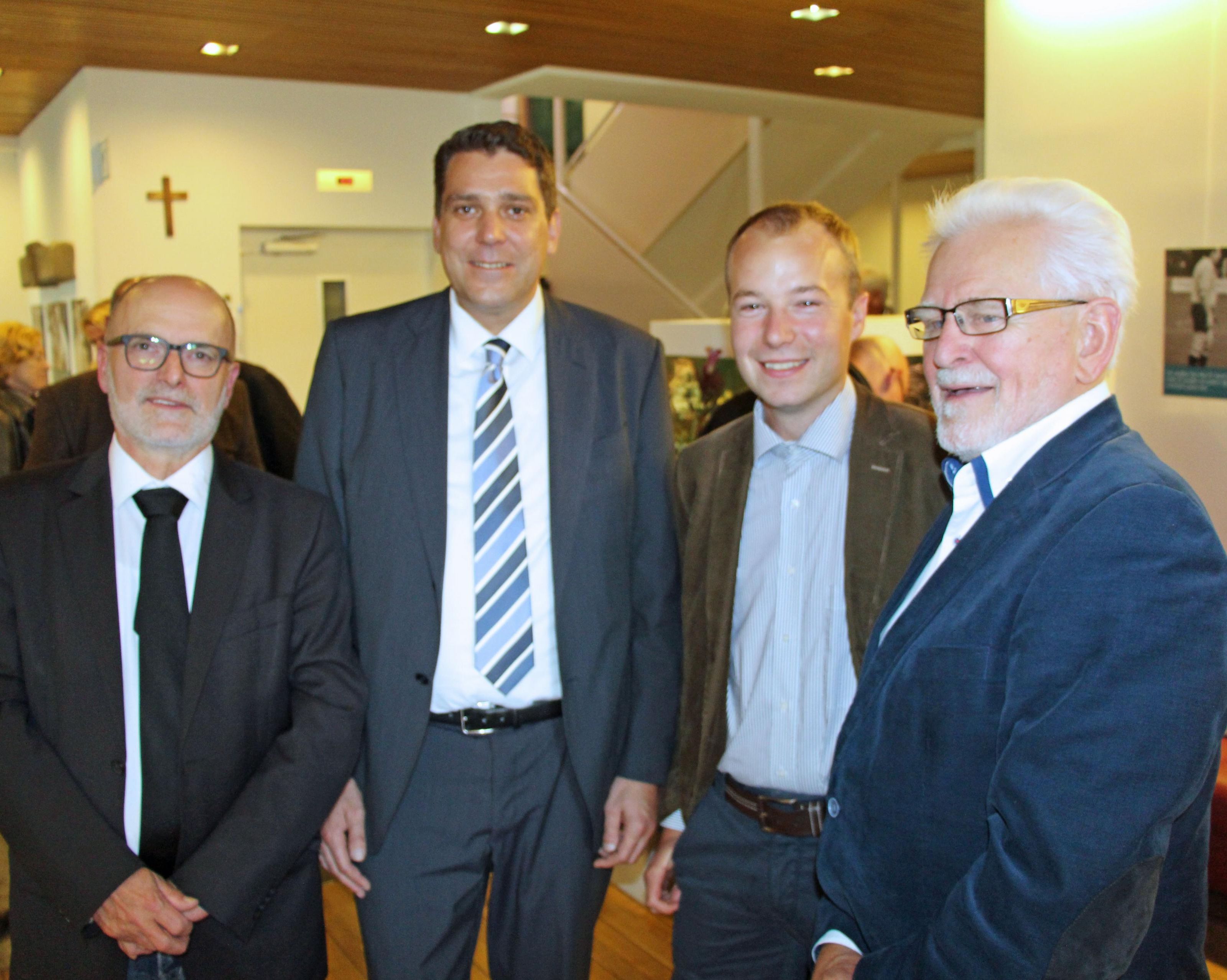 Ab heute kann sich der Leiter des Seniorenheimes Alwin Ender auch Museumsleiter nennen: v.l.: Alwin Ender, Bgm. Harald Köhlmeier, Gemeindearchivar Philipp Wittwer, Altpfarrer Georg Meusburger Ab heute kann sich der Leiter des Seniorenheimes Alwin Ender auch Museumsleiter nennen: v.l.: Alwin Ender, Bgm. Harald Köhlmeier, Gemeindearchivar Philipp Wittwer, Altpfarrer Georg Meusburger