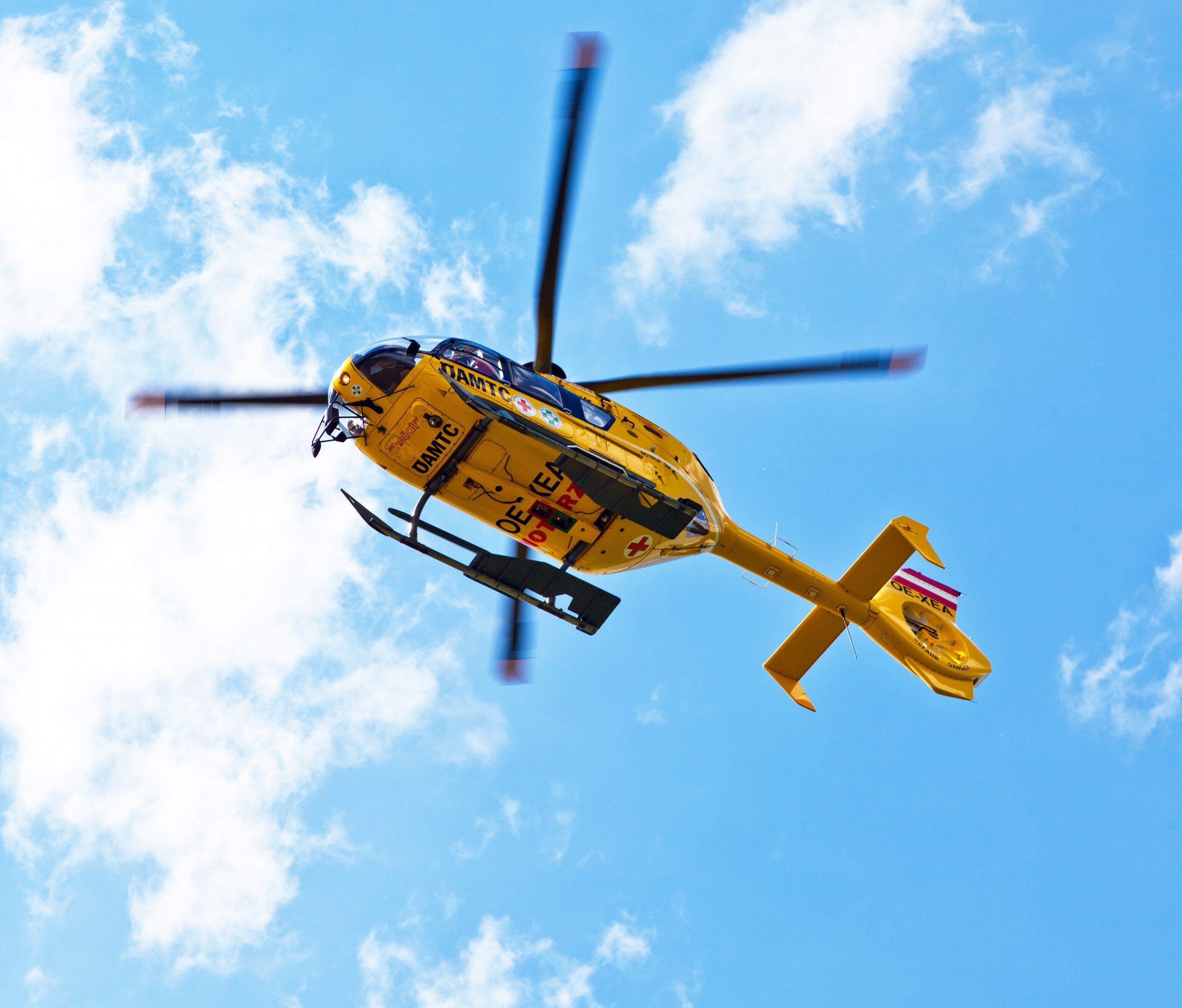 Der Motorradfahrer wurde bei dem Unfall schwer verletzt.