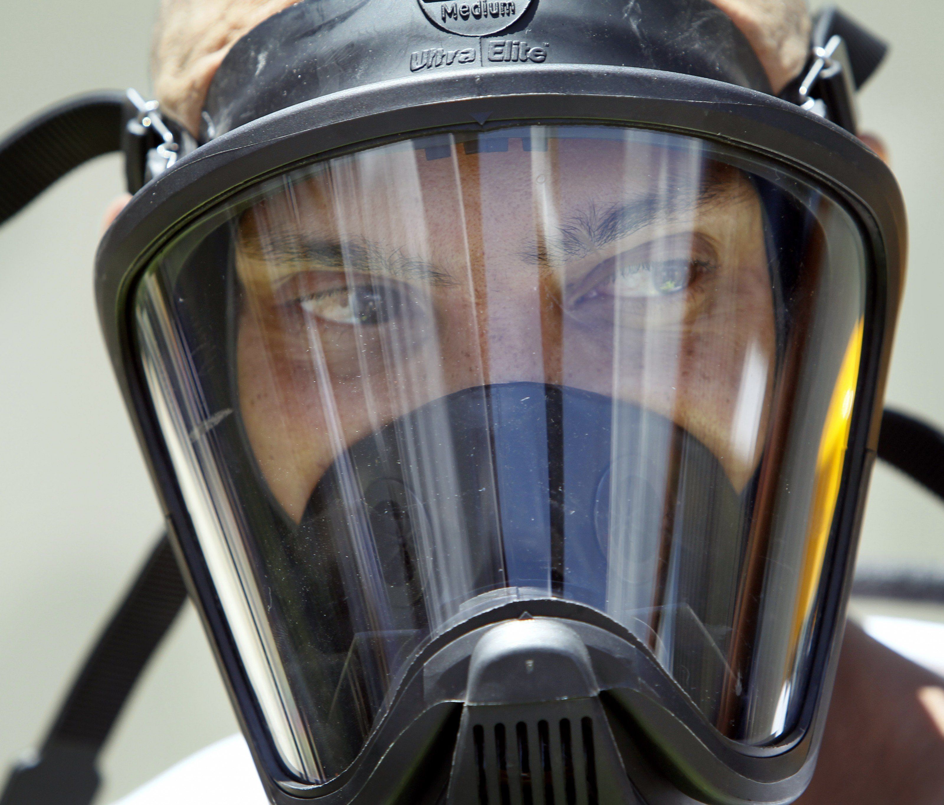 Ein Mann wartete in einem Ganzkörper-Schutzanzug auf seinen Flug. Ein Mann wartete in einem Ganzkörper-Schutzanzug auf seinen Flug.