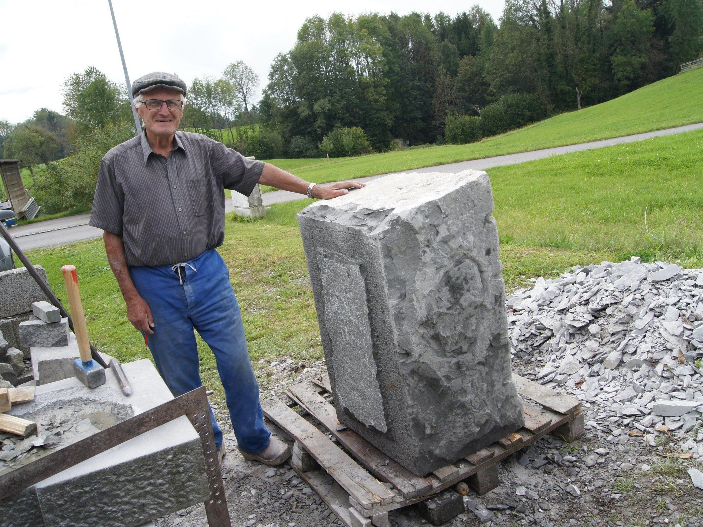 Anton Huber zeigt den Hartsandstein, aus dem sein zweiter Brunnen entstehen wird.