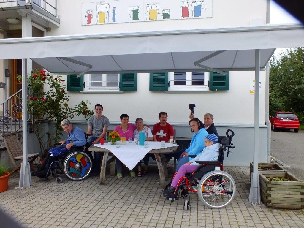 Die neue Markise wird von den Bewohnern des Wohnhauses gerne genutzt. Die neue Markise wird von den Bewohnern des Wohnhauses gerne genutzt.