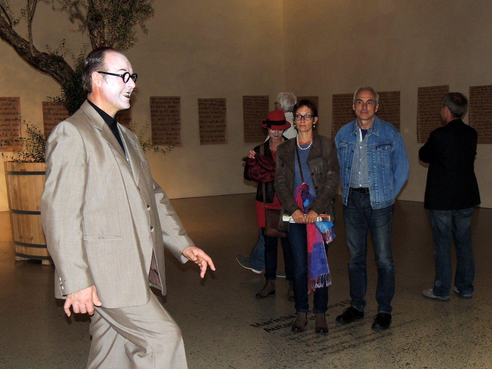 Pantomime Thiemo Dalpra überraschte die BesucherInnen beim Museumsbesuch