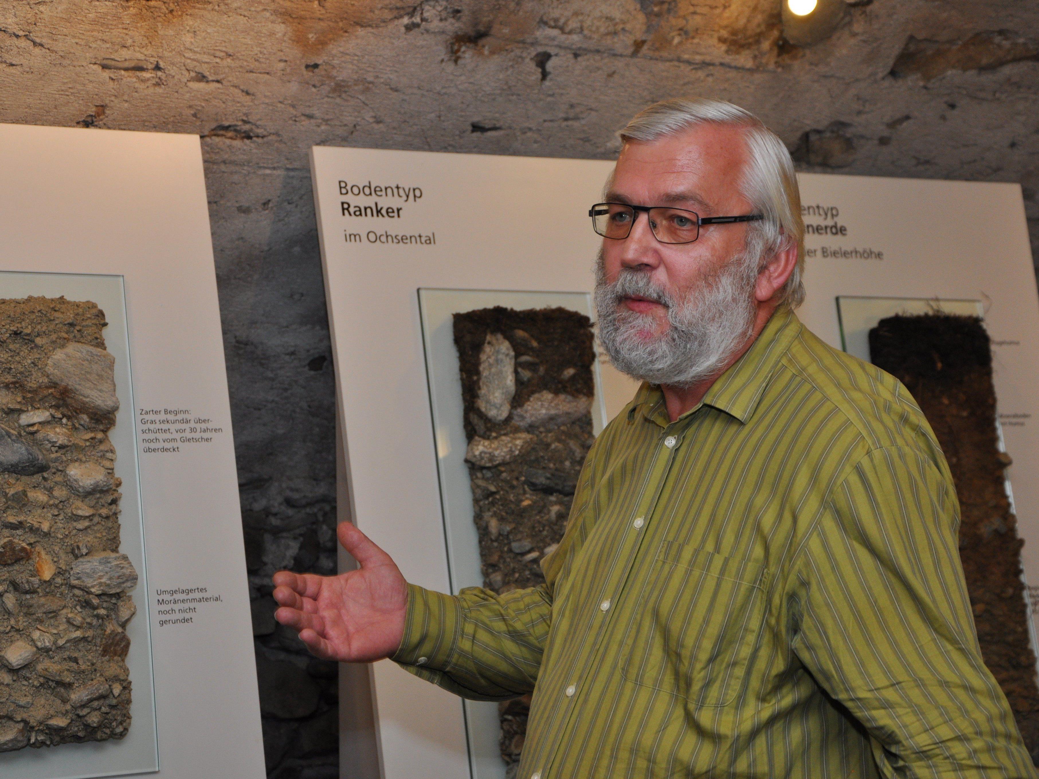 Josef Scherrer vom Umweltinstitut des Landes Vorarlberger führte durch eine beeindruckende Ausstellung.