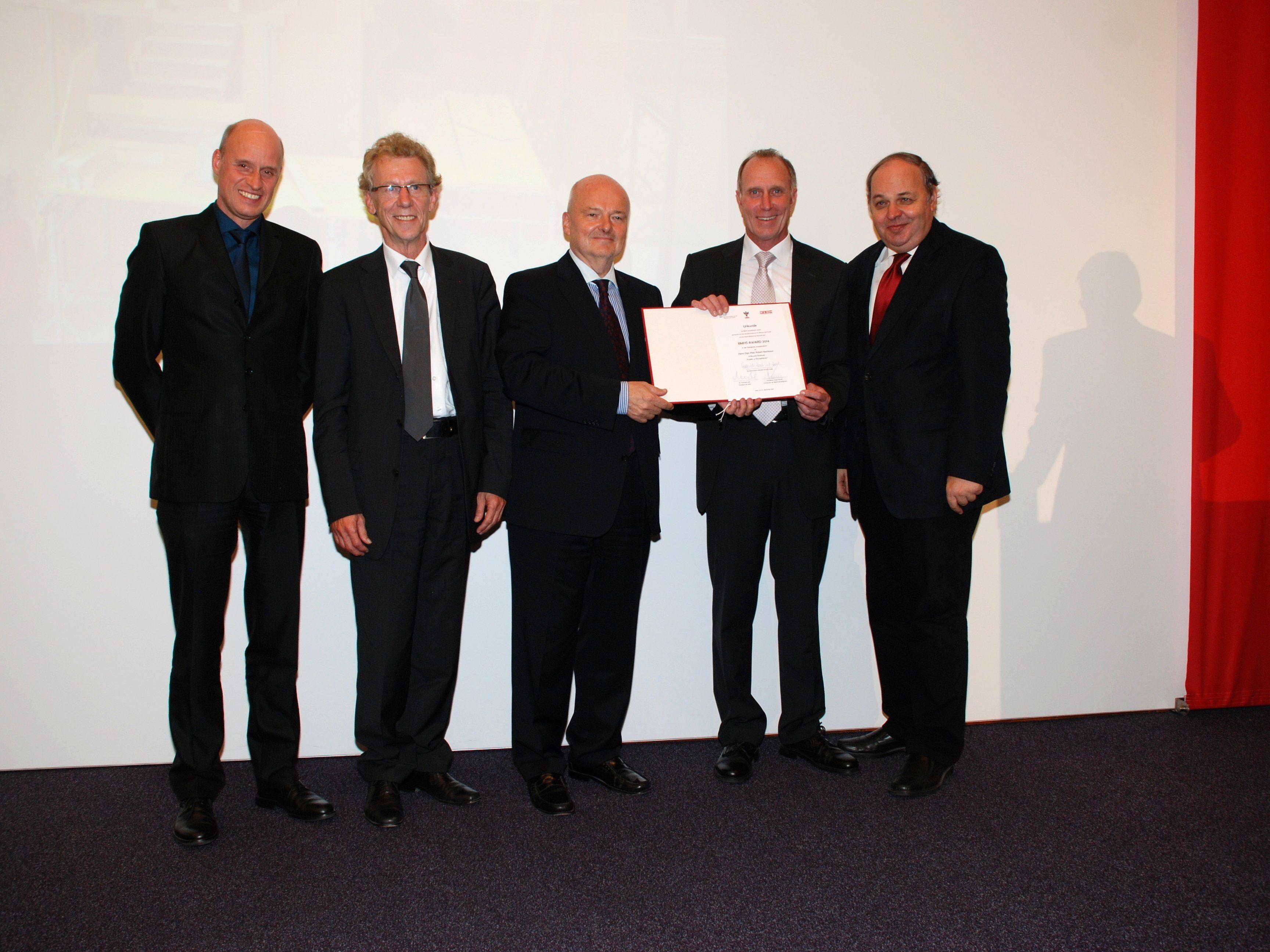 BMHS-Award 2014 an Robert Nachbaur. v.li.: DI Johannes Schwärzler (LSR f. Vorarlberg), DI Gerhard Wimmer (Direktor HTL Rankweil), Dr. Michael Landertshammer (WKÖ), Preisträger Dipl.-Päd. Robert Nachbaur, DI Dr. Christian Dorninger (BMBF).
