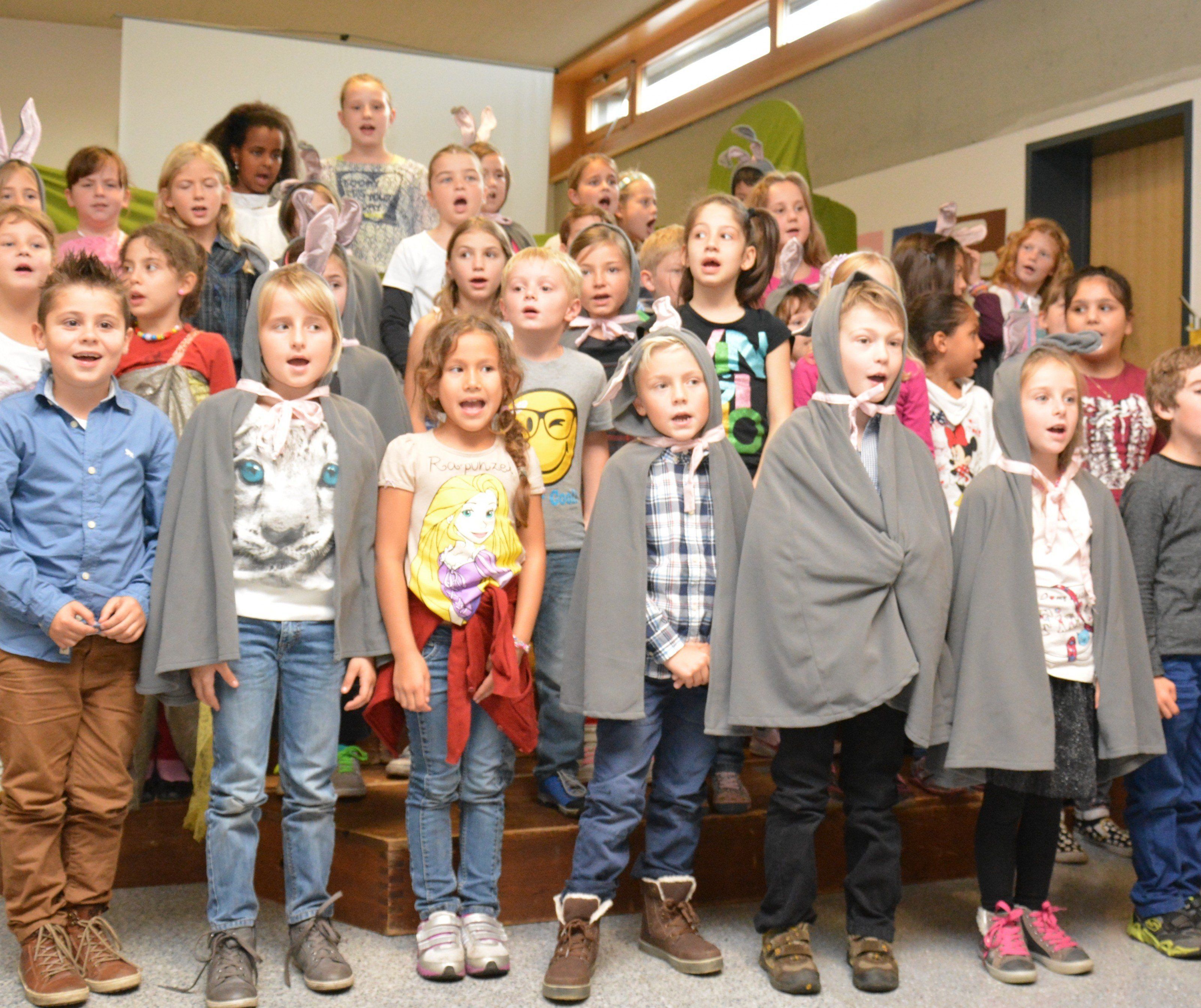 Der Kinderchor präsentierte dem Publikum eine tolle musikalische Darbietung Der Kinderchor präsentierte dem Publikum eine tolle musikalische Darbietung
