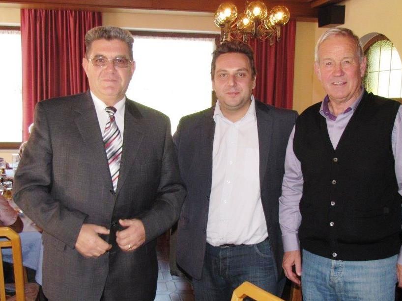 Kennen sich aus im Im GH Taube in Sulzberg-Thal: Obmann De Gaspari Erich, der LS Lötsch Hubert und unser Obmann Hubert Gstrein. Kennen sich aus im Im GH Taube in Sulzberg-Thal: Obmann De Gaspari Erich, der LS Lötsch Hubert und unser Obmann Hubert Gstrein.