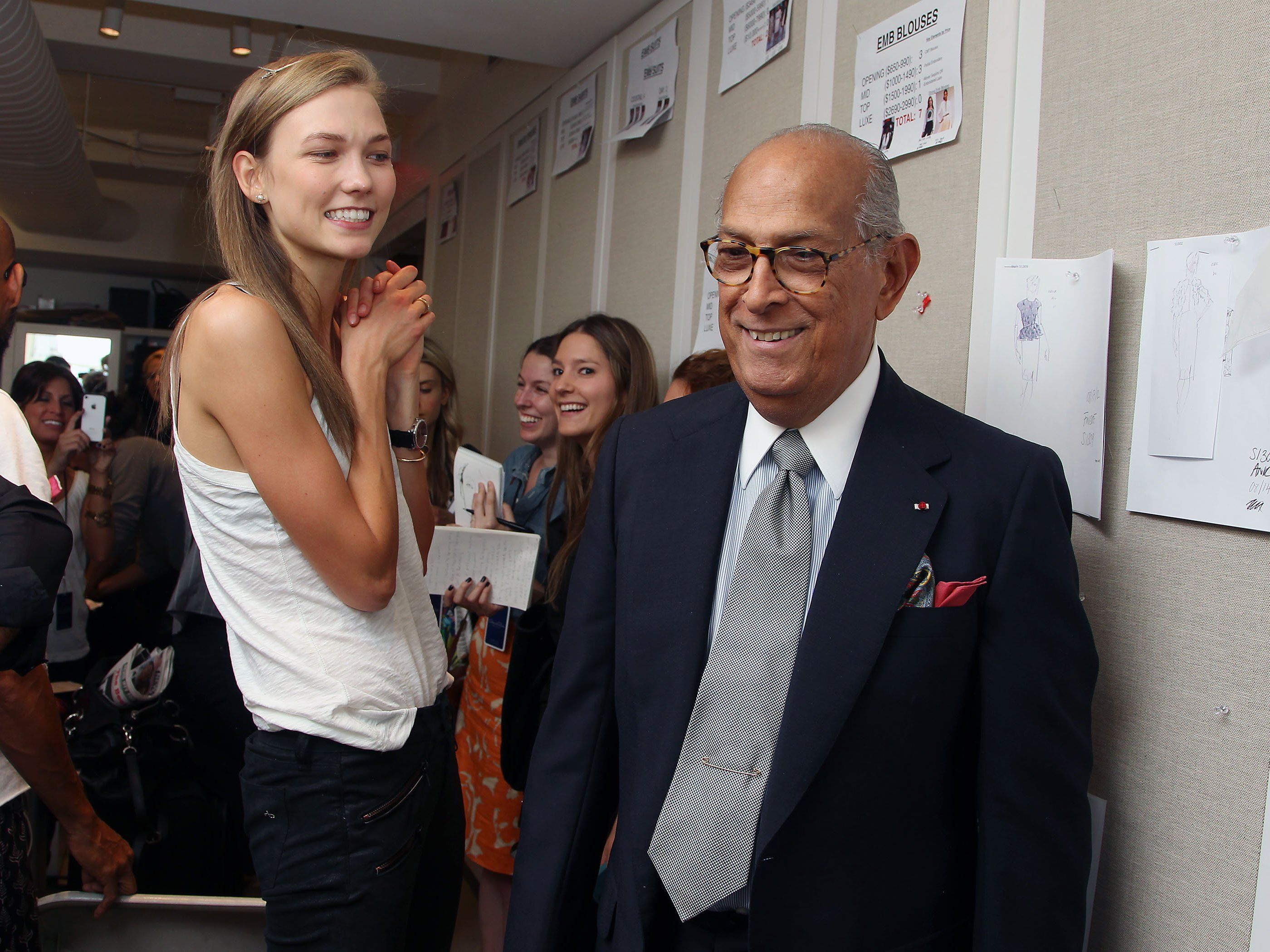 Oscar de la Renta (rechts) mit Supermodel Karlie Kloss im September 2012. Oscar de la Renta (rechts) mit Supermodel Karlie Kloss im September 2012.