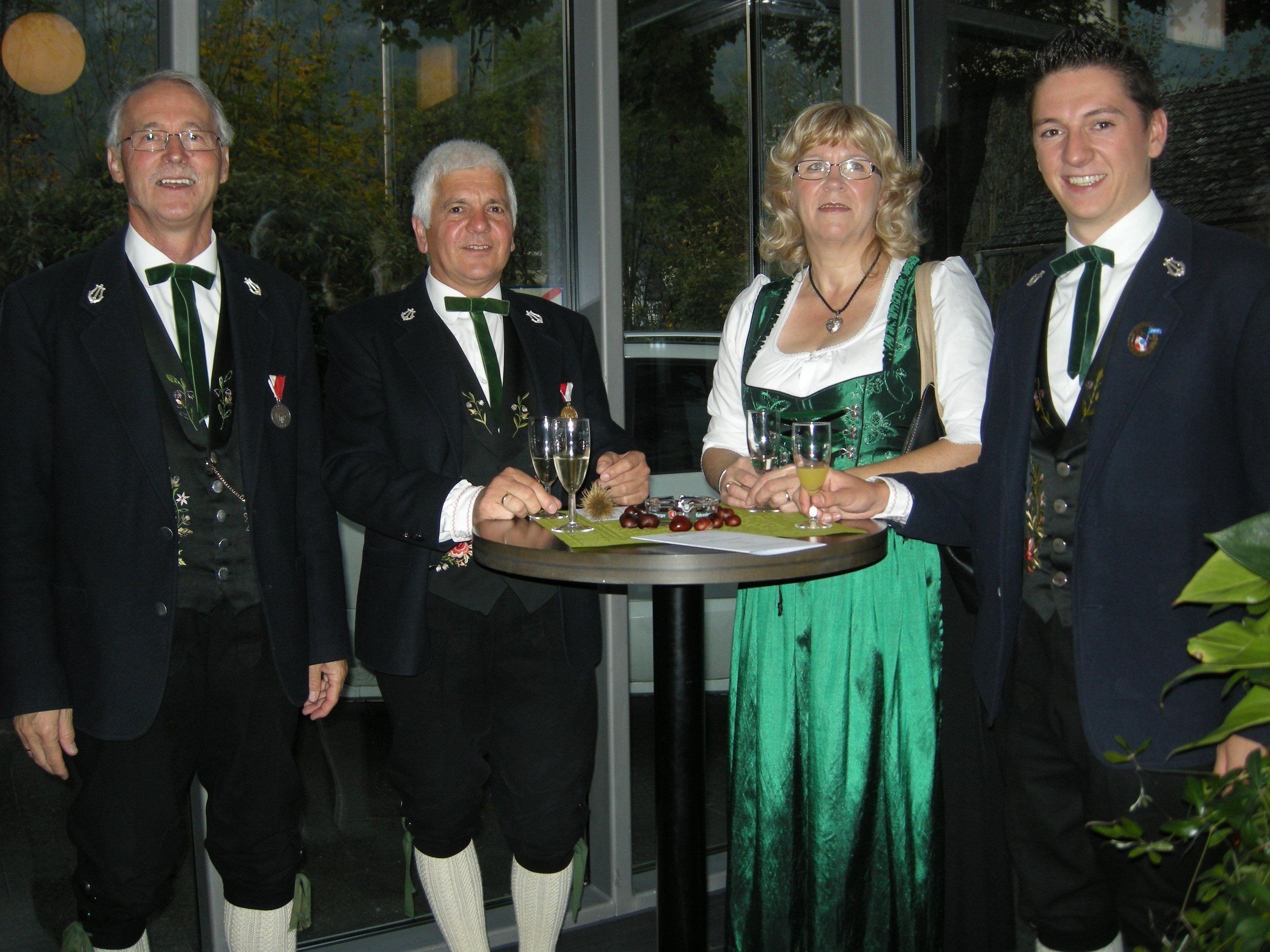 Jakob Gassner (l.) wurde von Hubert Burtscher, Ehefrau Ingrid Gassner und Fidelis Huber zum Ehrungsabend begleitet.