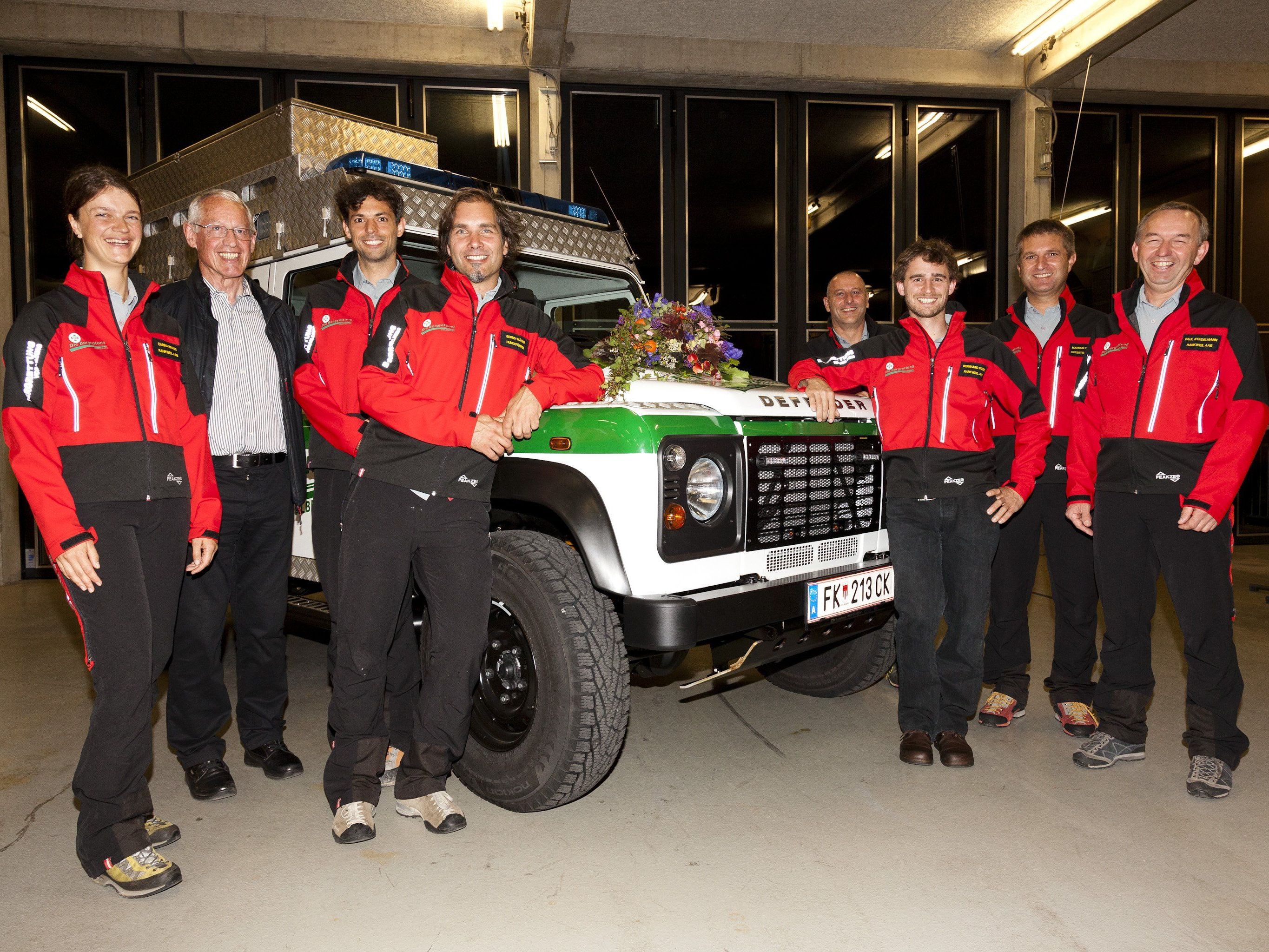 Mitglieder der Rankweiler Bergrettung freuen sich zusammen mit Bergrettungspfarrer Joe Egle über das neue Einsatzfahrzeug. Mitglieder der Rankweiler Bergrettung freuen sich zusammen mit Bergrettungspfarrer Joe Egle über das neue Einsatzfahrzeug.