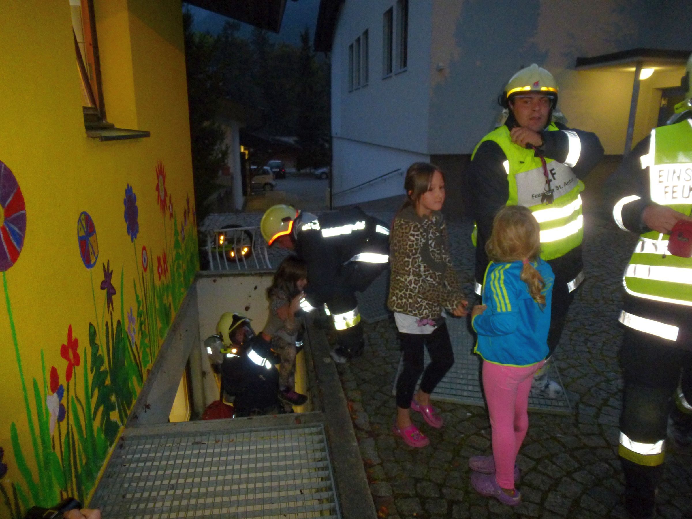 Schüler und Lehrer wurden von der Feuerwehr professionell und schnell gerettet Schüler und Lehrer wurden von der Feuerwehr professionell und schnell gerettet