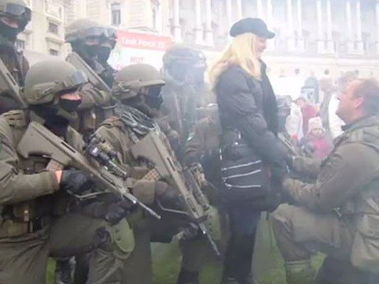 Beim Heiratsantrag am Wiener Heldenplatz