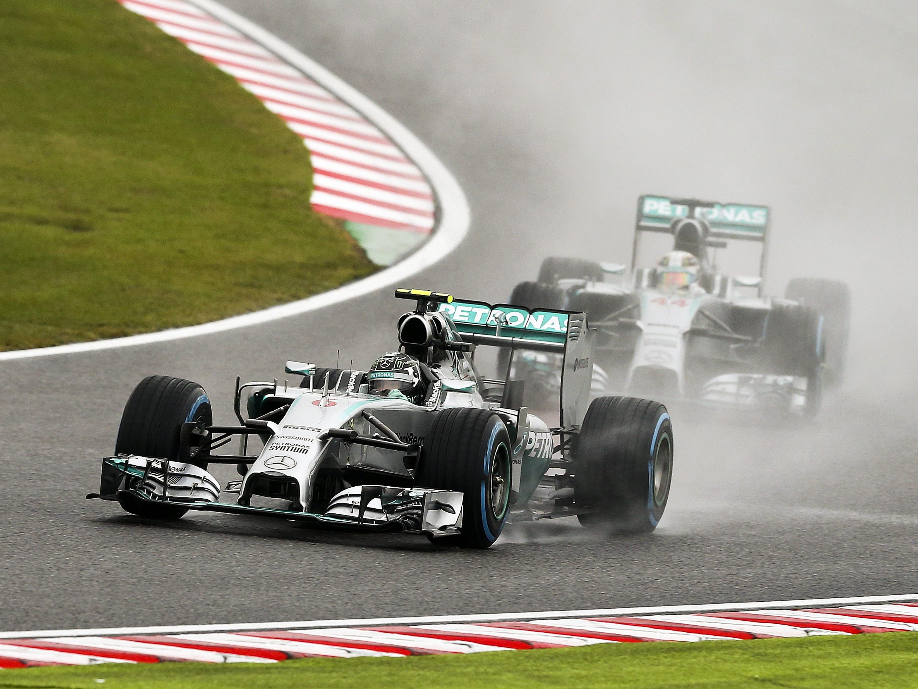 Hamilton siegte vor Rosberg - Marussia-Pilot Bianchi verletzt und mit Helikopter abtransportiert.