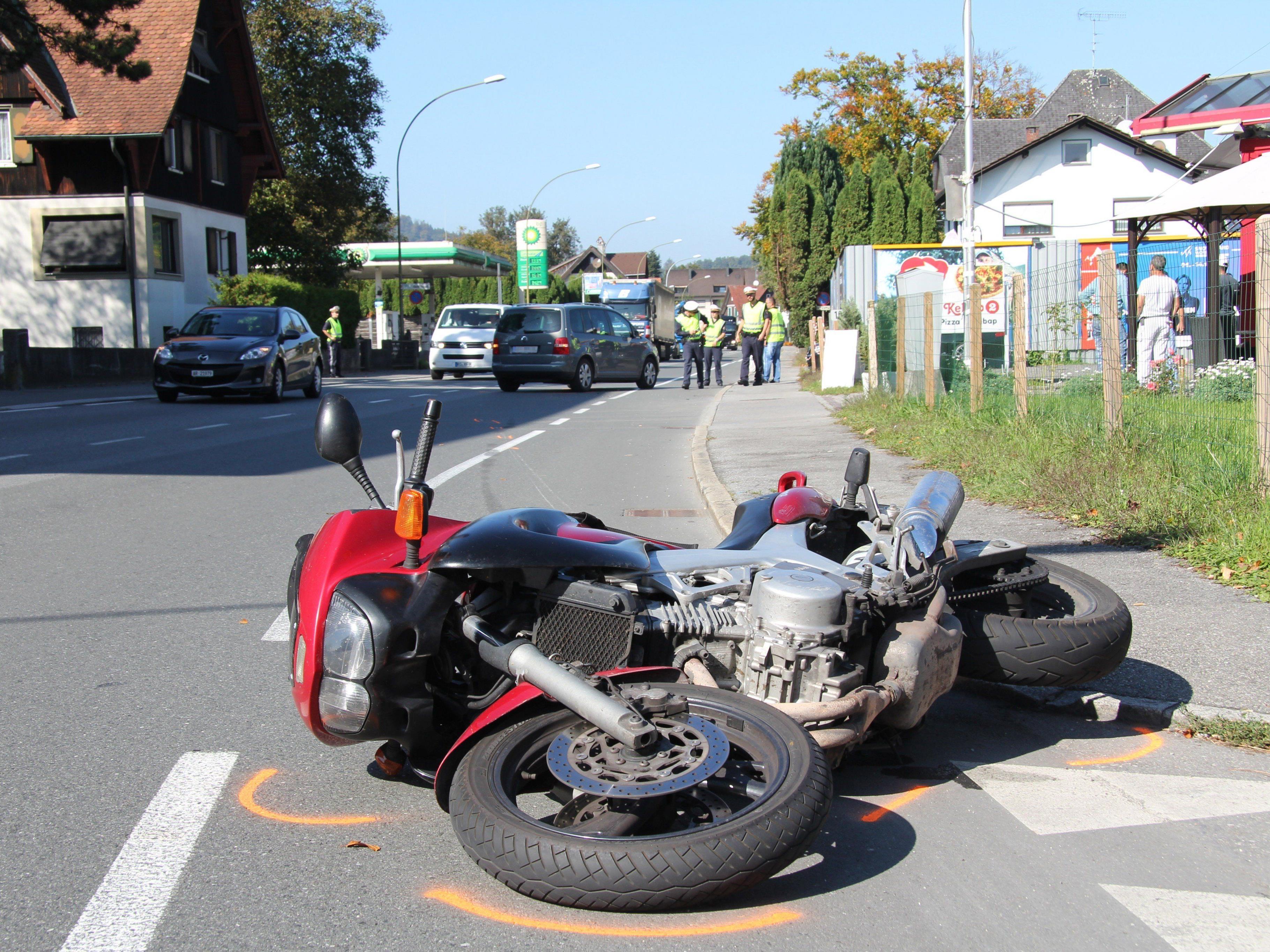 Der Motorradfahrer überholte einen Lkw, als dieser einen Pkw auf die Straße einbiegen ließ.