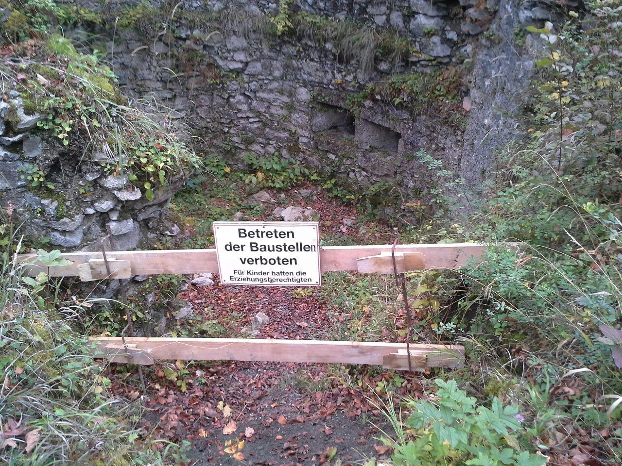 Ab sofort ist der Pulverturm der Burgruine Alt-Ems wegen Steinschlaggefahr gesperrt.