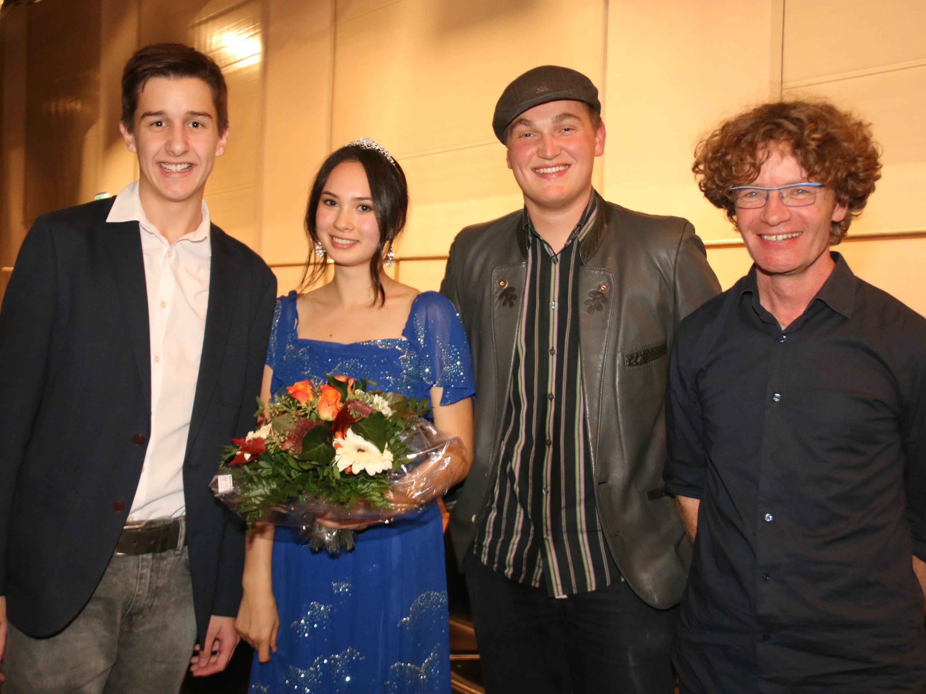 Die drei Hauptdarsteller, Elias Büchel, Juri Pfeiffer und Jonas Kraft mit Regisseur Martin Lindenthal (v. l.) bei der Premiere.
