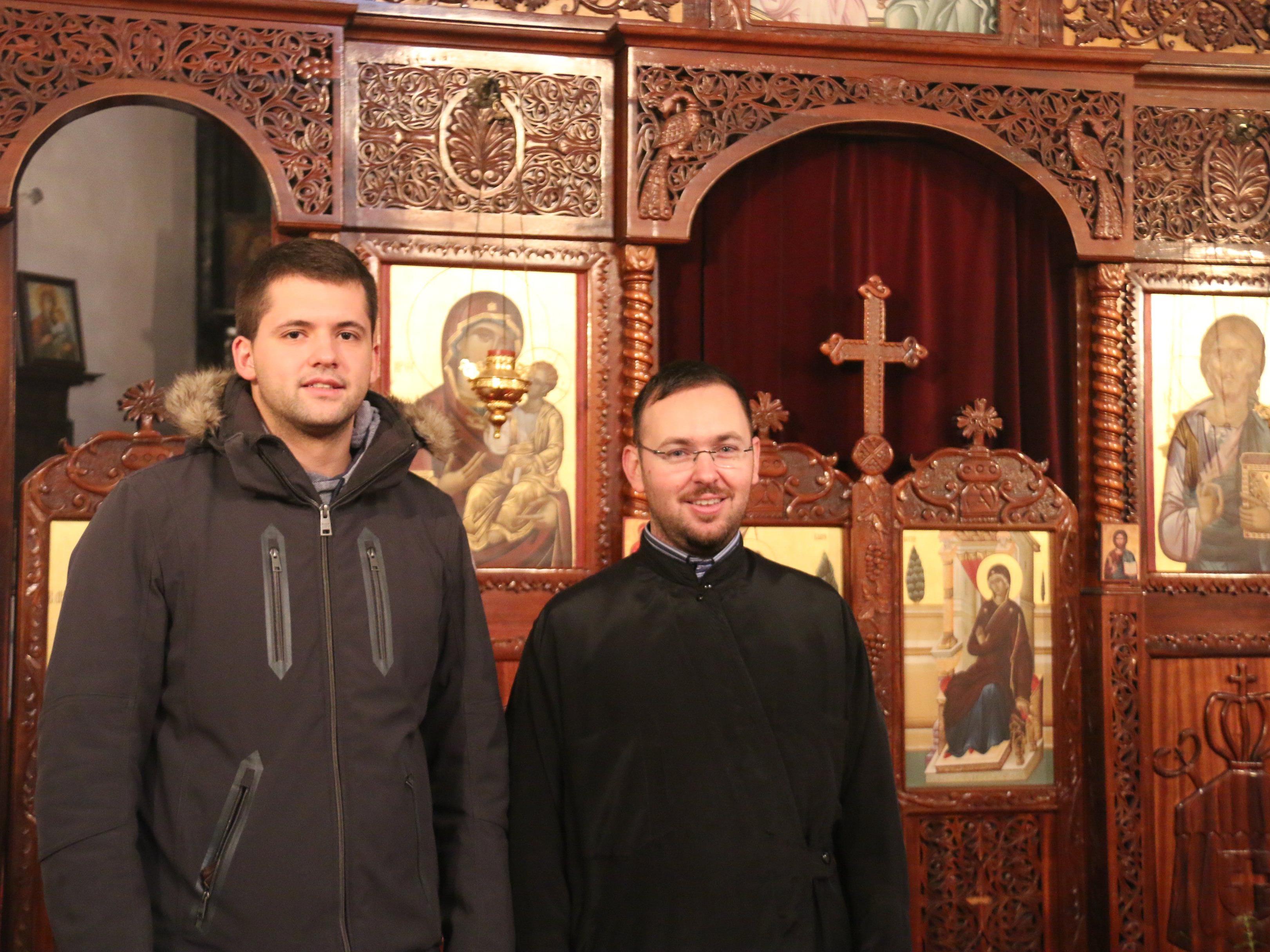 Priester Nikola Balovic (r.) mit Ministrant Petar Lukic.