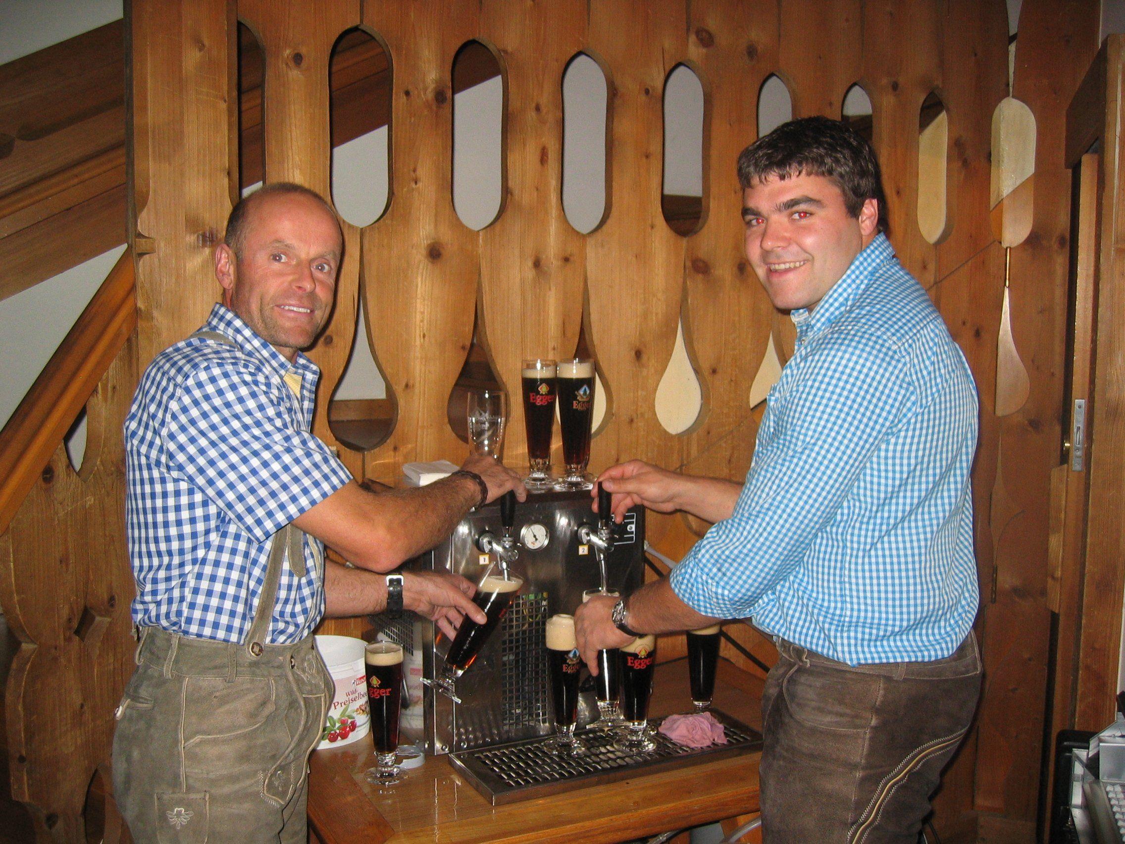 Mathias Lang und Thomas Troy von der Brauerei Egg hatten alle Hände voll zu tun