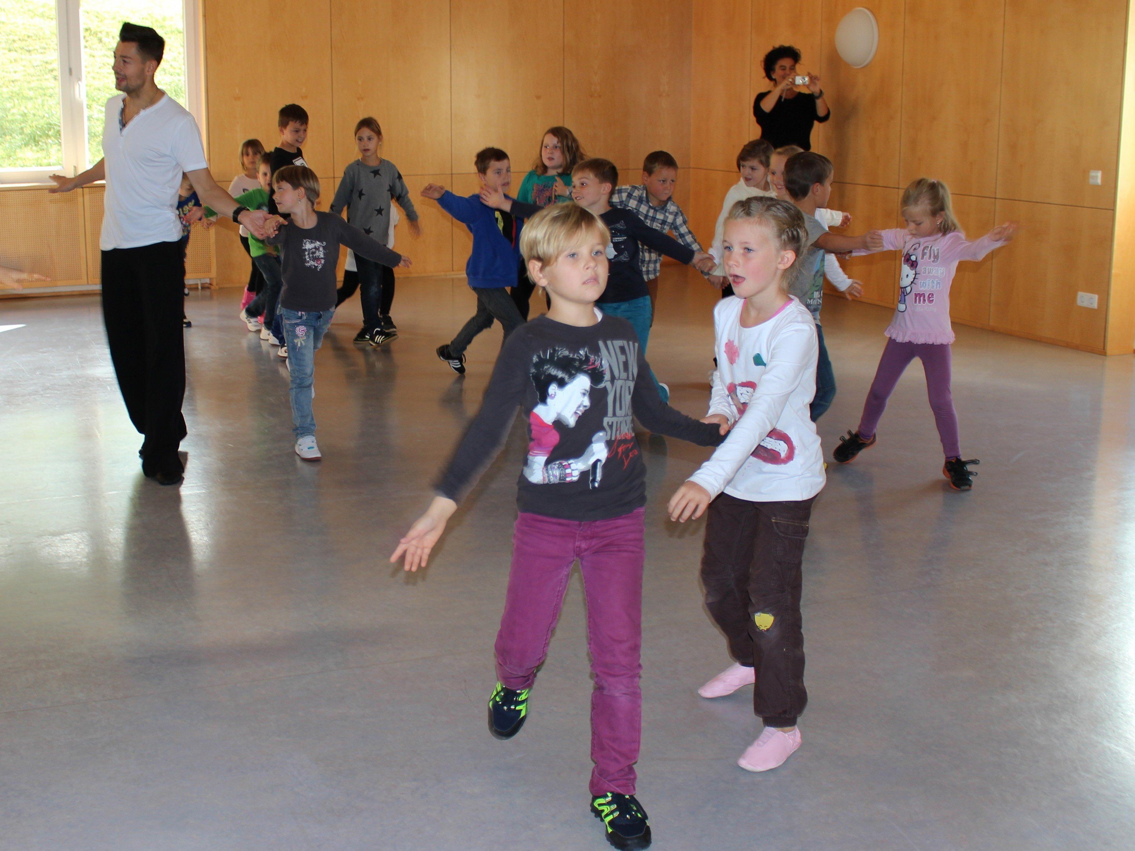 Dancing Star Florian Gschaider tanzt mit Kindern aus dem Leiblachtal