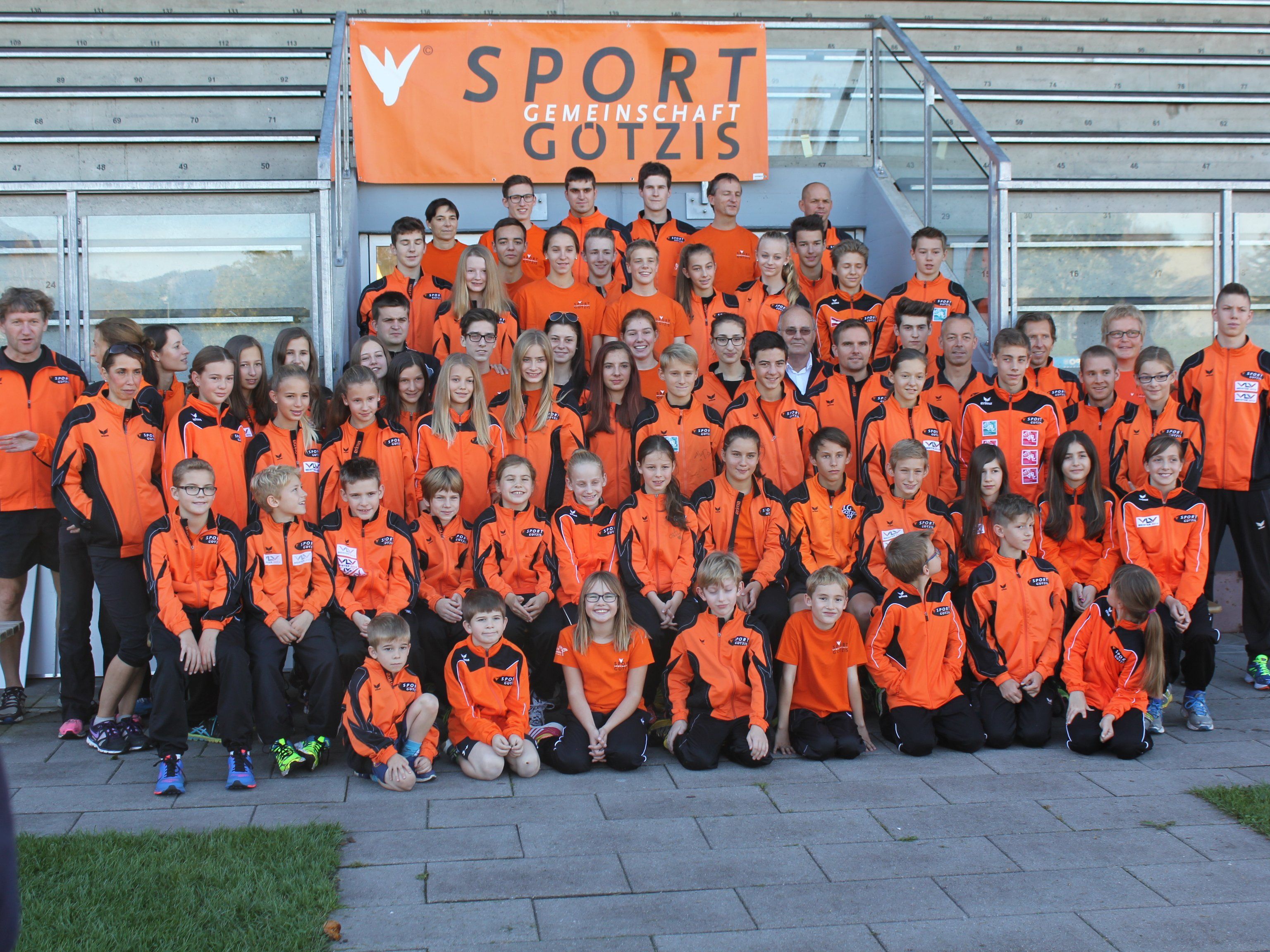 Die Mitglieder der Sportgemeinschaft Götzis mit ihren Trainern.... Die Mitglieder der Sportgemeinschaft Götzis mit ihren Trainern....