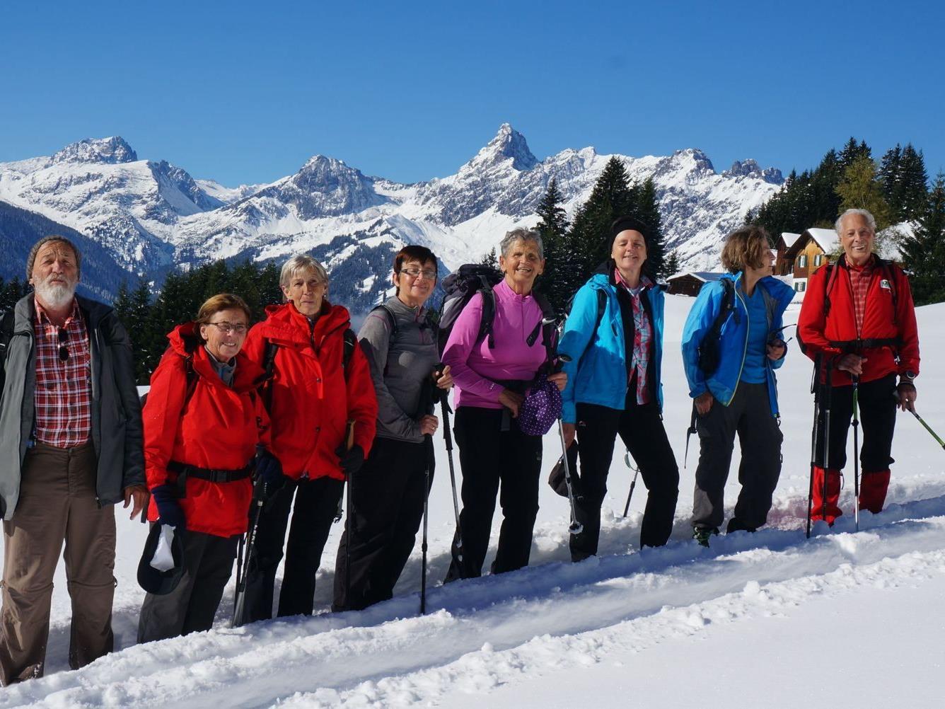 Die Rankler Alpenvereins-Senioren auf Wanderschaft in Schneegebiet.