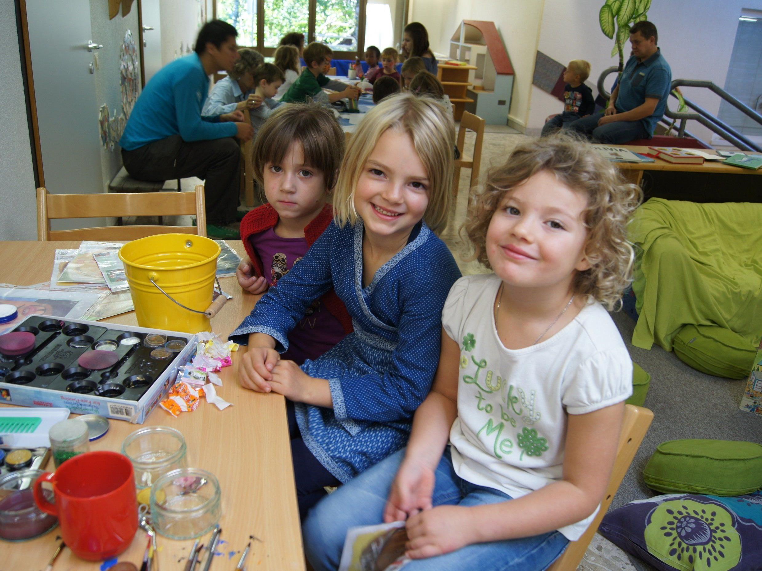 Mitanand luoga, reda und losa beim Familientreffpunkt im Weißacher Kindergarten.
