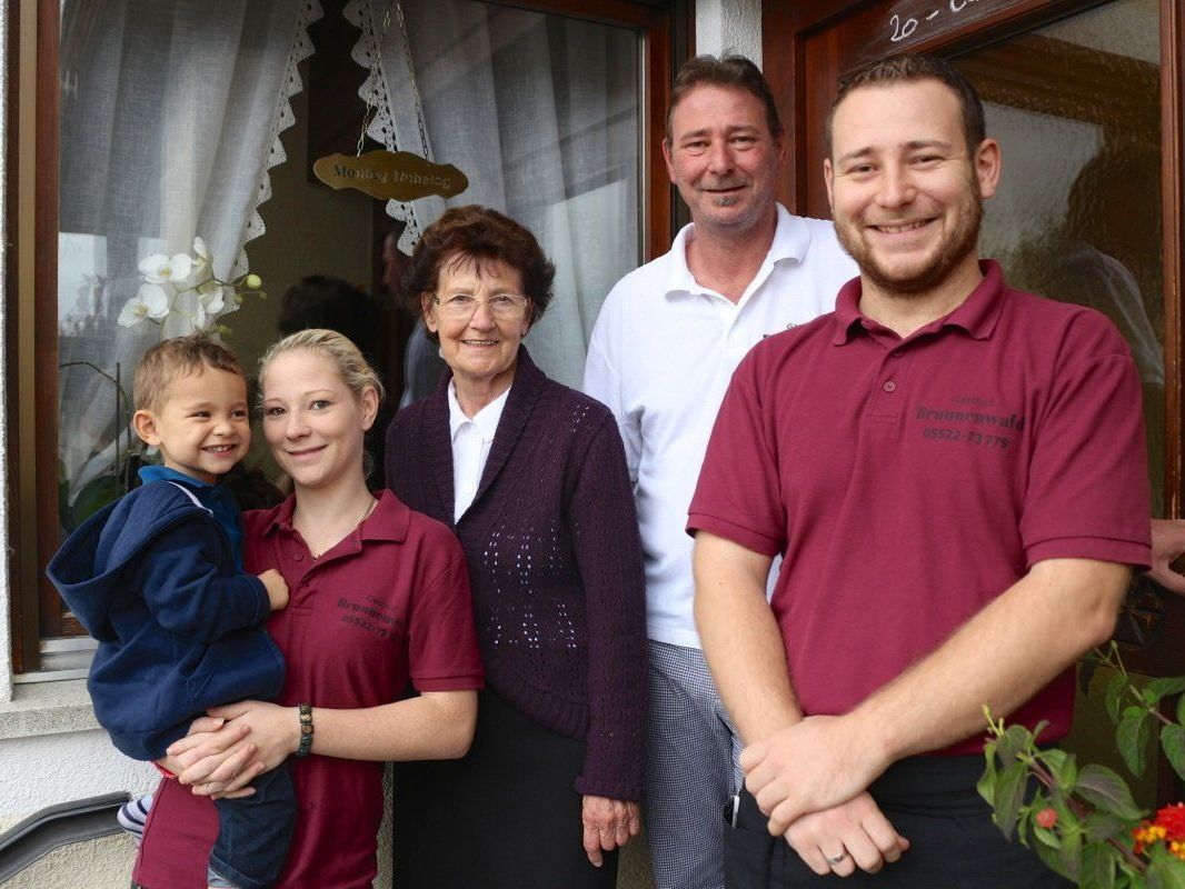 Ein richtiger Familienbetrieb in 3. Generation: Enkel Misael, Tochter Claudia, Mama Maria, Chef Gerhard und Sohn Stefan. Ein richtiger Familienbetrieb in 3. Generation: Enkel Misael, Tochter Claudia, Mama Maria, Chef Gerhard und Sohn Stefan.