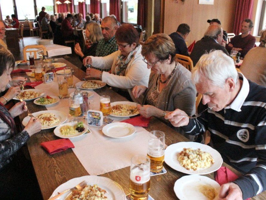 Teilnehmer Käsknöpfleessen Teilnehmer Käsknöpfleessen