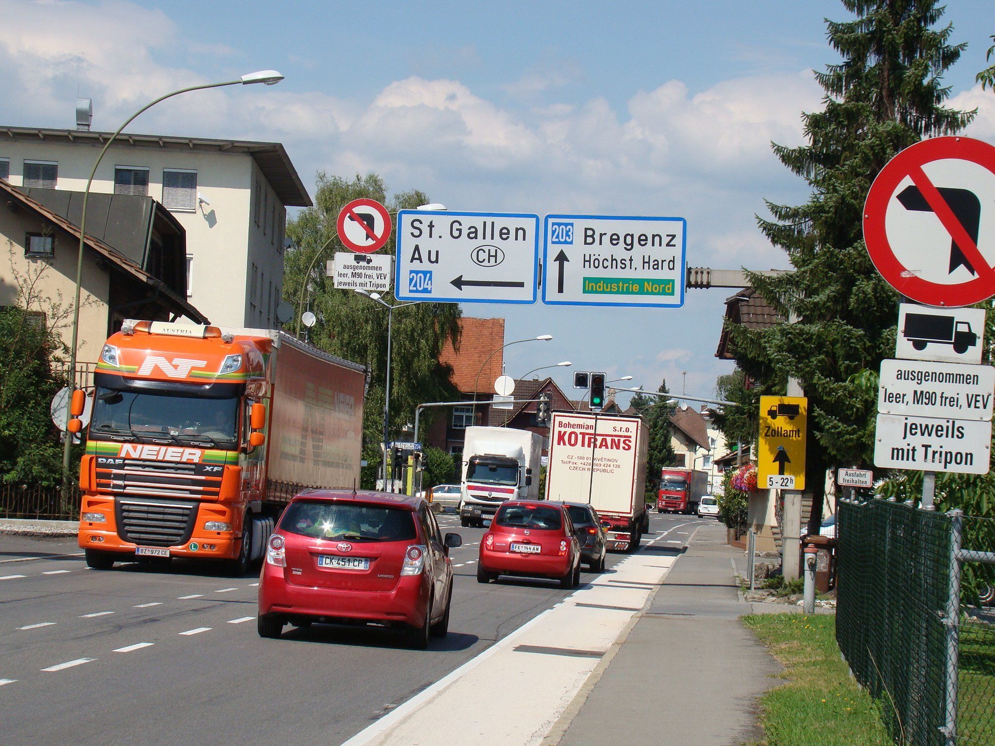 Der Verkehrsstau durch die Gemeinde zur Rheinbrücke nimmt immer mehr zu. Der Verkehrsstau durch die Gemeinde zur Rheinbrücke nimmt immer mehr zu.