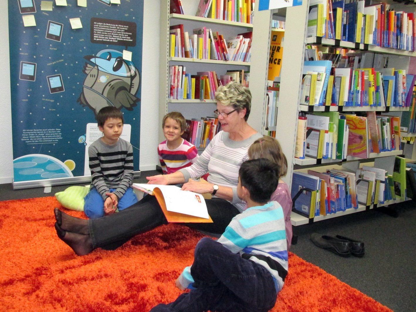 In der Bibliothek wird seit zwei Jahren regelmäßig vorgelesen: Die Kinder lieben es. In der Bibliothek wird seit zwei Jahren regelmäßig vorgelesen: Die Kinder lieben es.