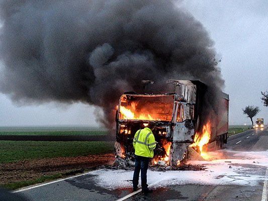 Brennender Lkw: Lösch-Einsatz in Hollabrunn Brennender Lkw: Lösch-Einsatz in Hollabrunn
