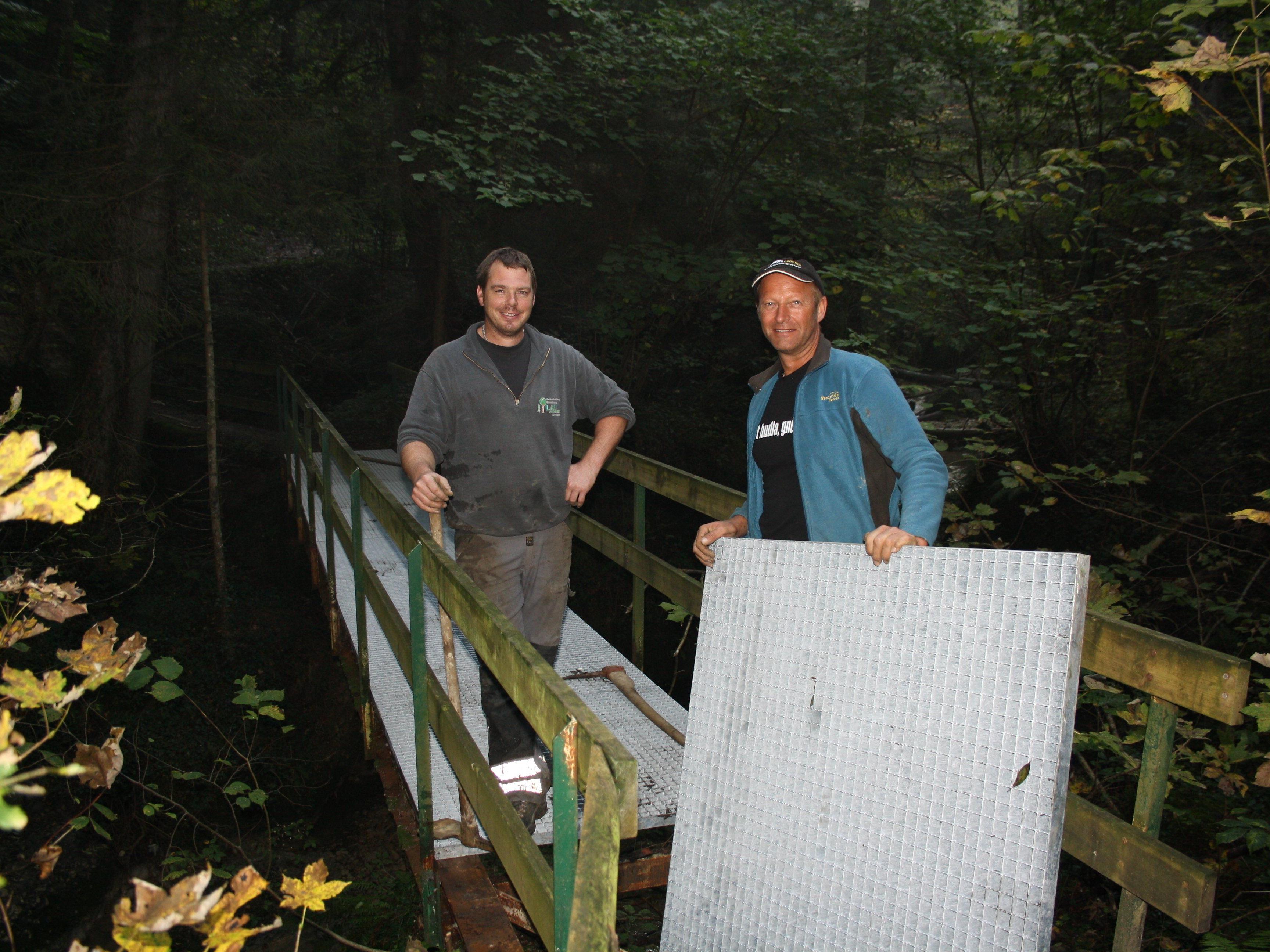 Andreas Fessler und Roland Felder vom Wirtschaftshof haben auf dem „Ruinen-Wanderweg Alt-Hofen“ die Brücke über das Dorfbachgerinne erneuert.