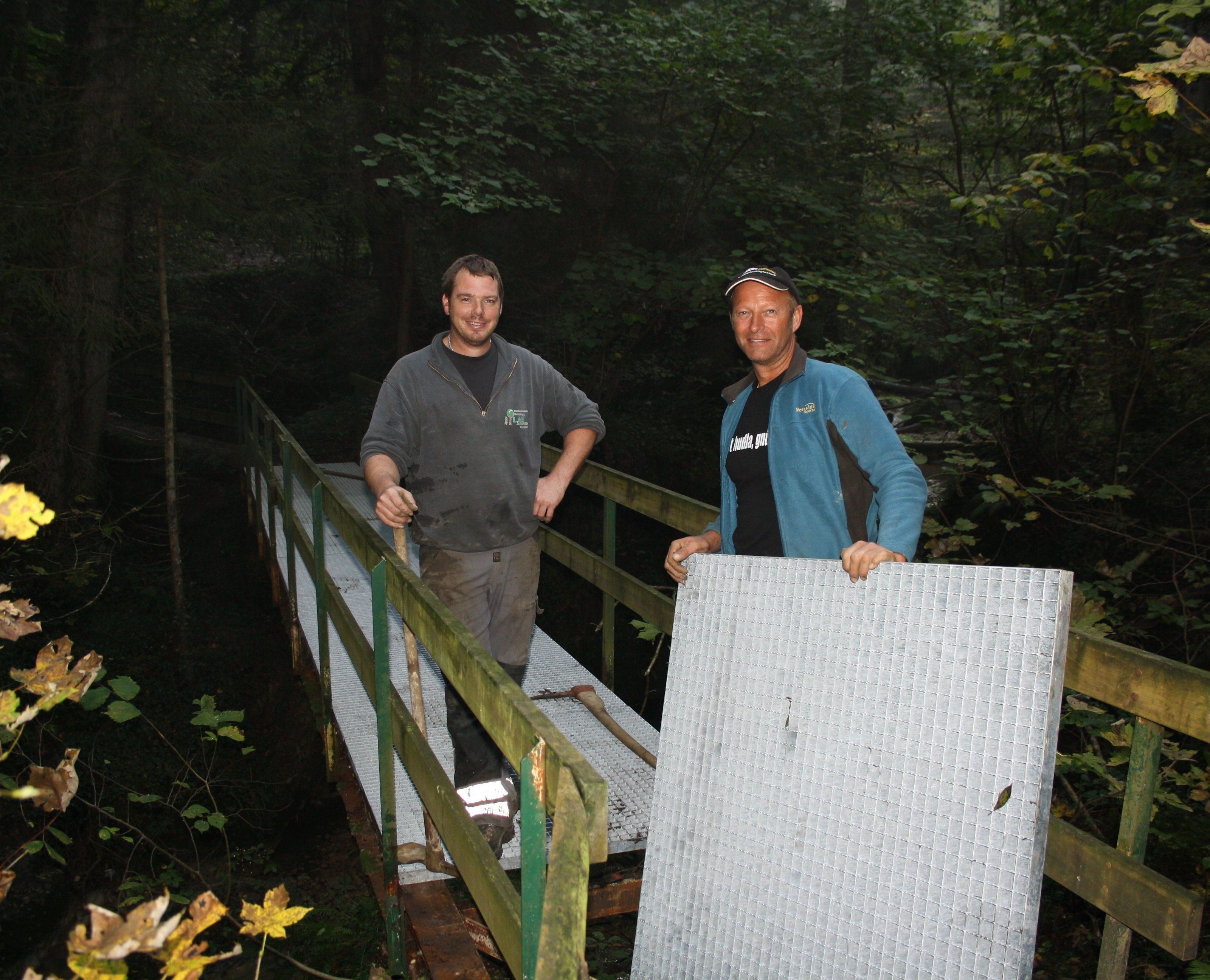 Andreas Fessler und Roland Felder vom Wirtschaftshof haben auf dem „Ruinen-Wanderweg Alt-Hofen“ die Brücke über das Dorfbachgerinne erneuert.