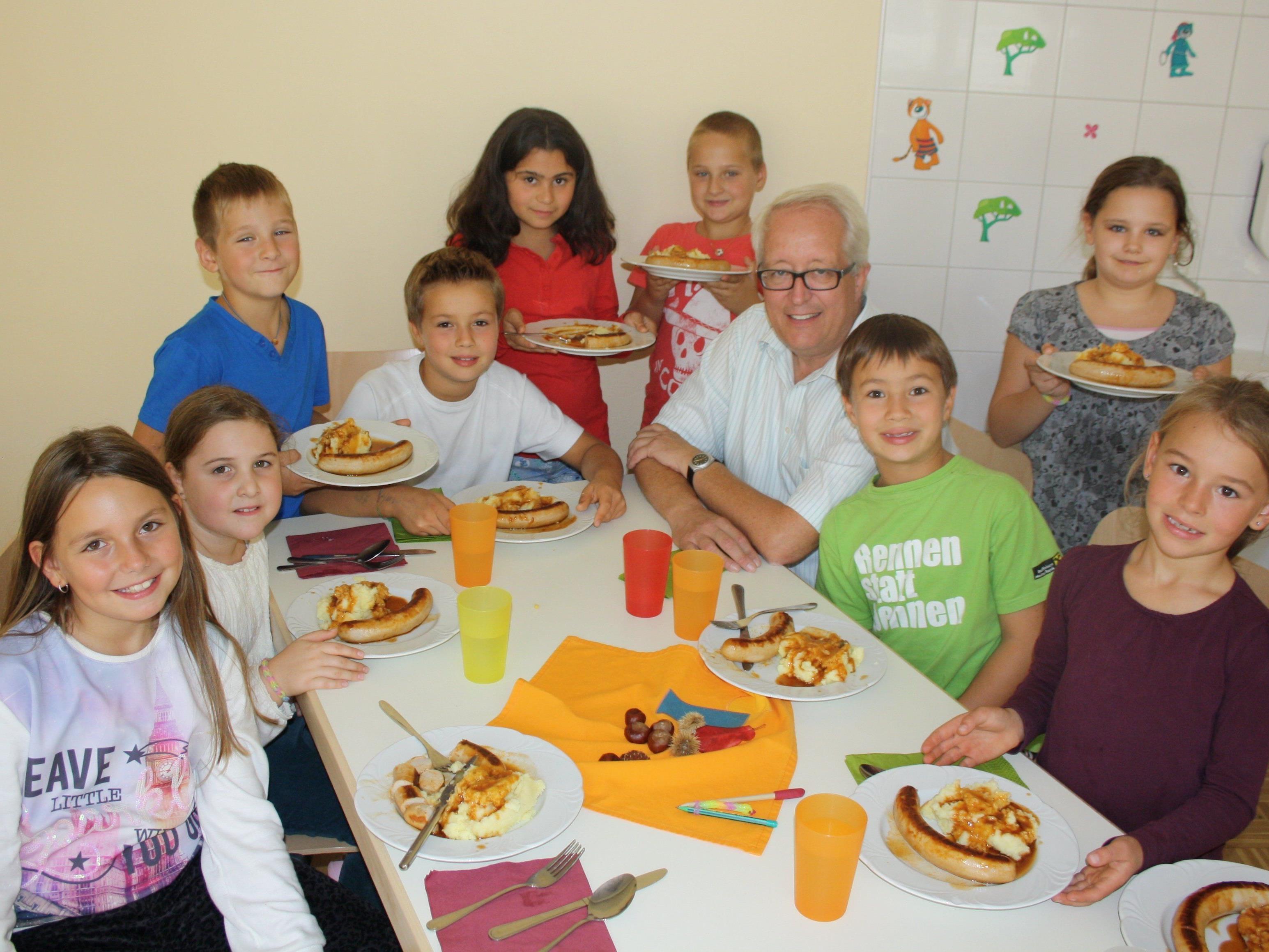 Bürgermeister Michael Simma überzeugte sich persönlich vom neuen „Mittagstisch“ und fühlte sich im Kreise der Schüler sichtlich wohl.