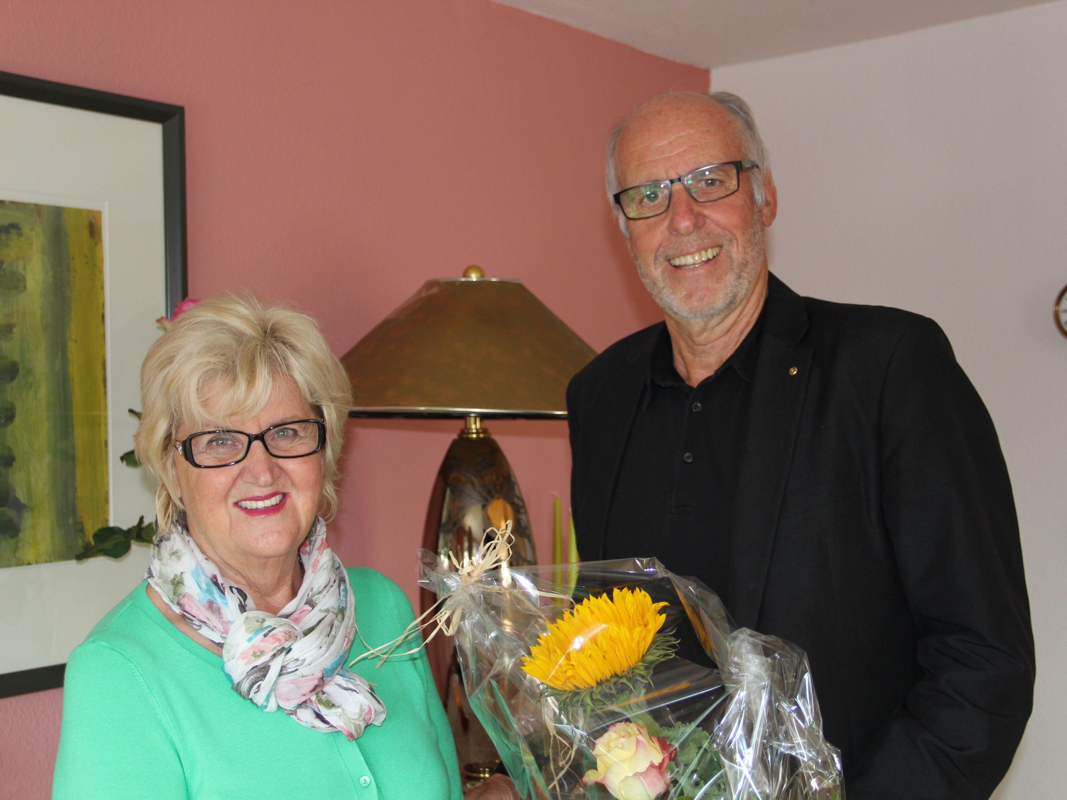 Obmann Elmar Marent begrüßte mit Reinelde Matt das 100. Vereinsmitglied der Seniorenbörse Leiblachtal.