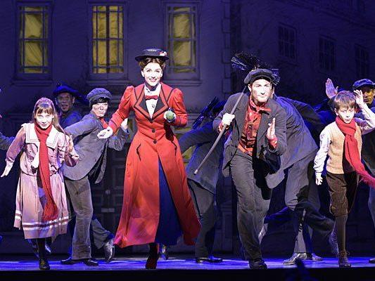 "Mary Poppins" in Wien: (v.l.), Katharina Kemp als Jane Banks, Annemieke van Dam als Mary Poppins, David Boyd als Bert, Jonas Zeiler als Michael Banks