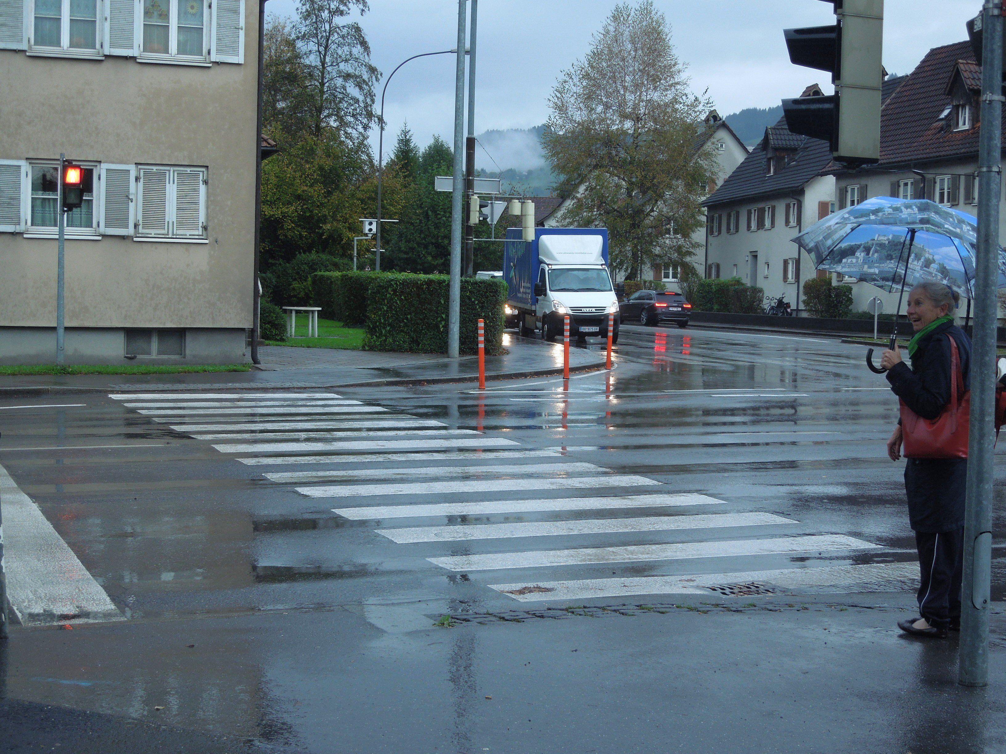 Für Fußgänger kommt es auf dem Schutzweg bei der Kreuzung Lustenauerstraße/Brückengasse immer wieder zu gefährlichen Situationen.