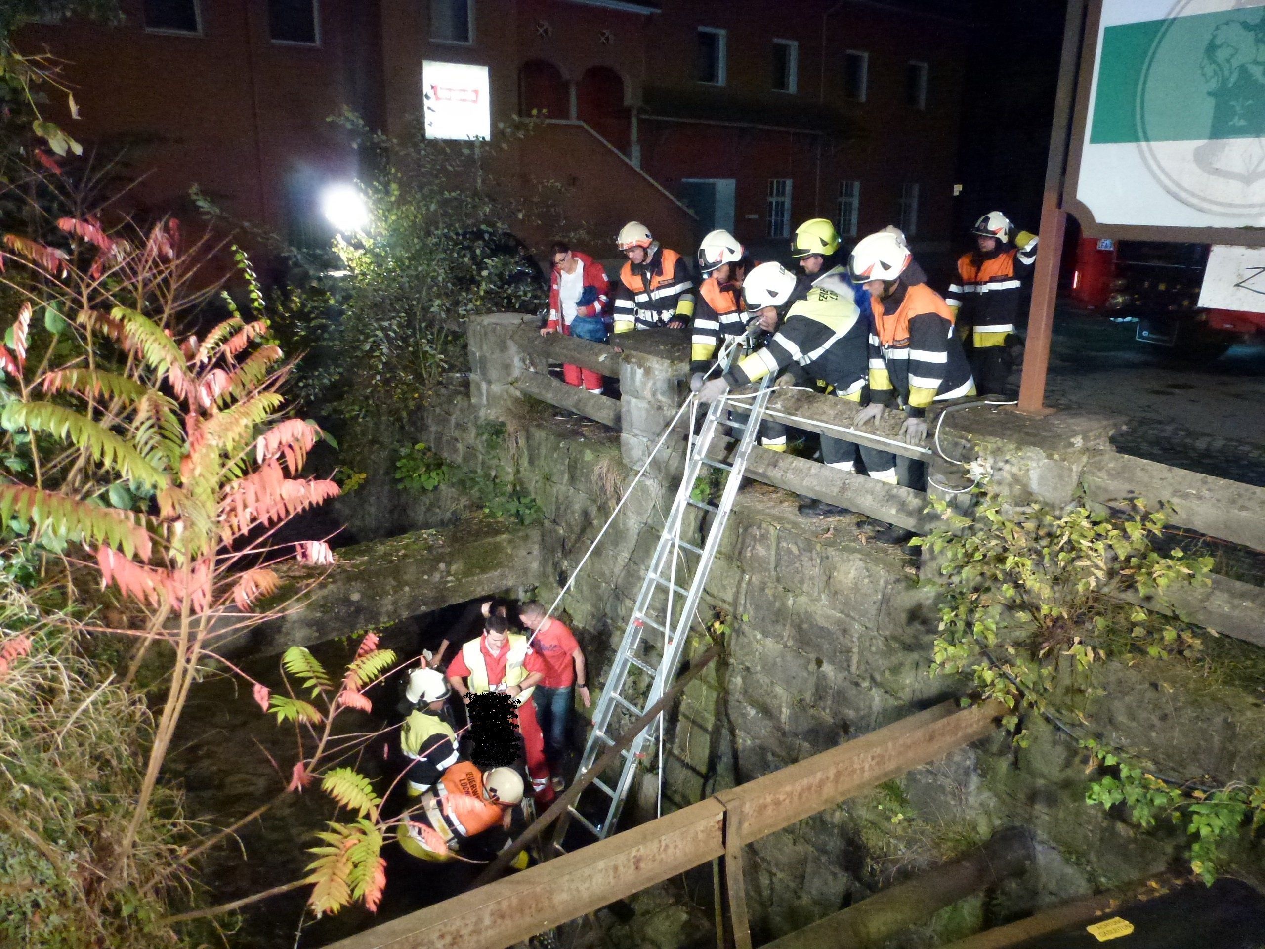 Der Mann wurde von der Feuerwehr Lochau aus dem Bach geborgen Der Mann wurde von der Feuerwehr Lochau aus dem Bach geborgen