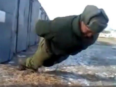 In Russlands Armee werden Liegestütze jetzt ohne Hände trainiert.