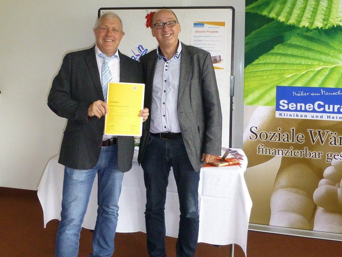 Gerhard Sinz und Wolfgang Berchtel, Regionalleiter SeneCura Vorarlberg, feiern den erfolgreichen Abschluss.