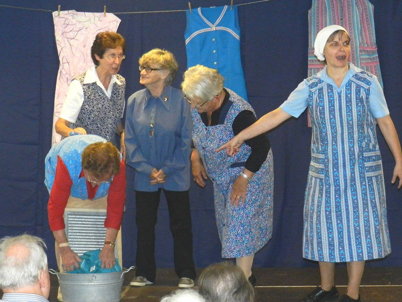 Die SeniorInnen der Theatergruppe Silberfäden zeigten vollen Einsatz bei der Aufführung des humorvollen Stücks „Alt-Kleider-Sack“ im SeneCura Laurentius-Park Bludenz.
