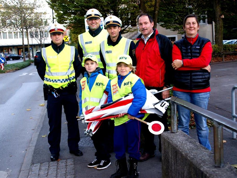 Die Schülerlotsen sind bereit für den Dienst am Zebrastreifen! Die Schülerlotsen sind bereit für den Dienst am Zebrastreifen!