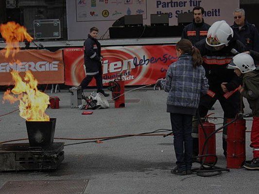 Wie man ein Feuer löscht, erfahren Groß und Klein beim Wiener Sicherheitsfest Wie man ein Feuer löscht, erfahren Groß und Klein beim Wiener Sicherheitsfest
