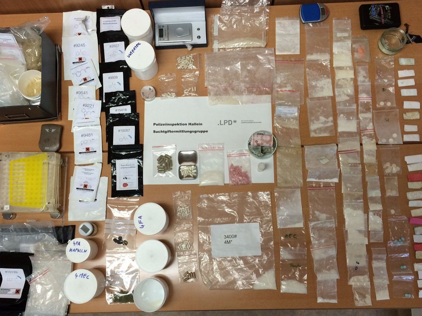 Insgesamt stellten die Ermittler 79 verschiedene Substanzen sicher. Insgesamt stellten die Ermittler 79 verschiedene Substanzen sicher.